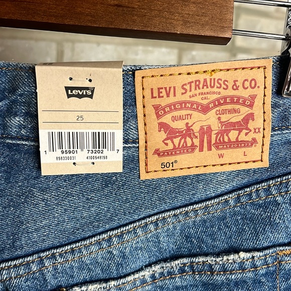 Levi’s 501 Distressed Shorts NWT - Picture 4 of 10